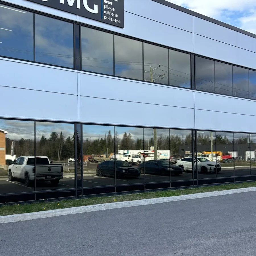 Immeuble commercial dont les vitres sont recouvertes d'une pellicule solaire réfléchissante