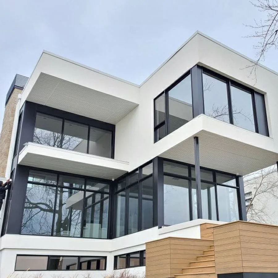 Maison moderne aux grandes fenêtres claires recouvertes d'une pellicule solaire quasi invisible